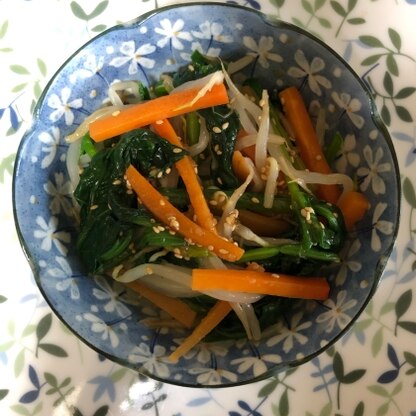 小松菜の代わりにほうれん草と、普通のもやしと、にんじんで作りました。
簡単に美味しくできました♪